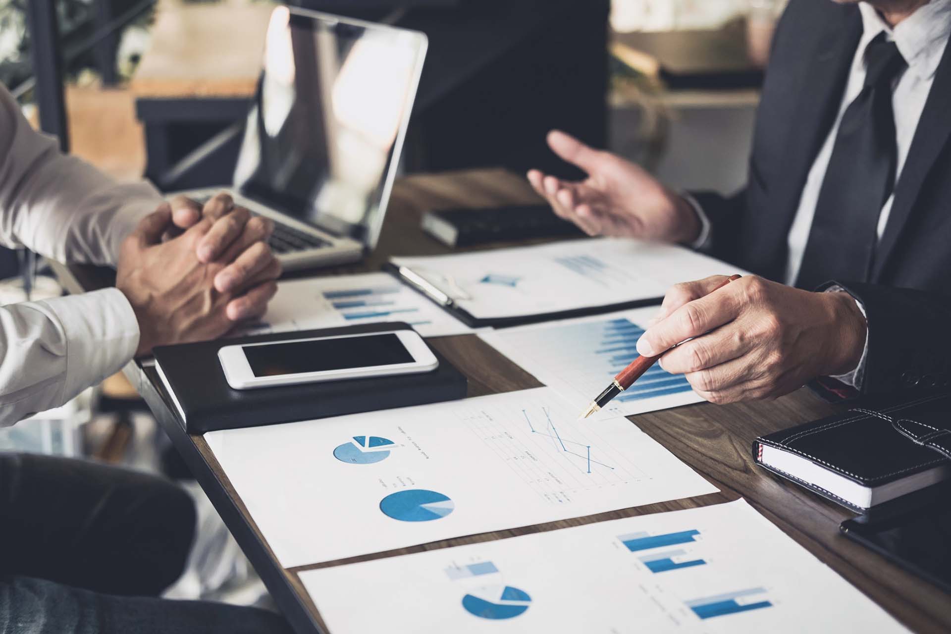 co-working-conference-business-team-meeting-present-investor-colleagues-discussing-new-plan-financial_t20_mRPrW8
